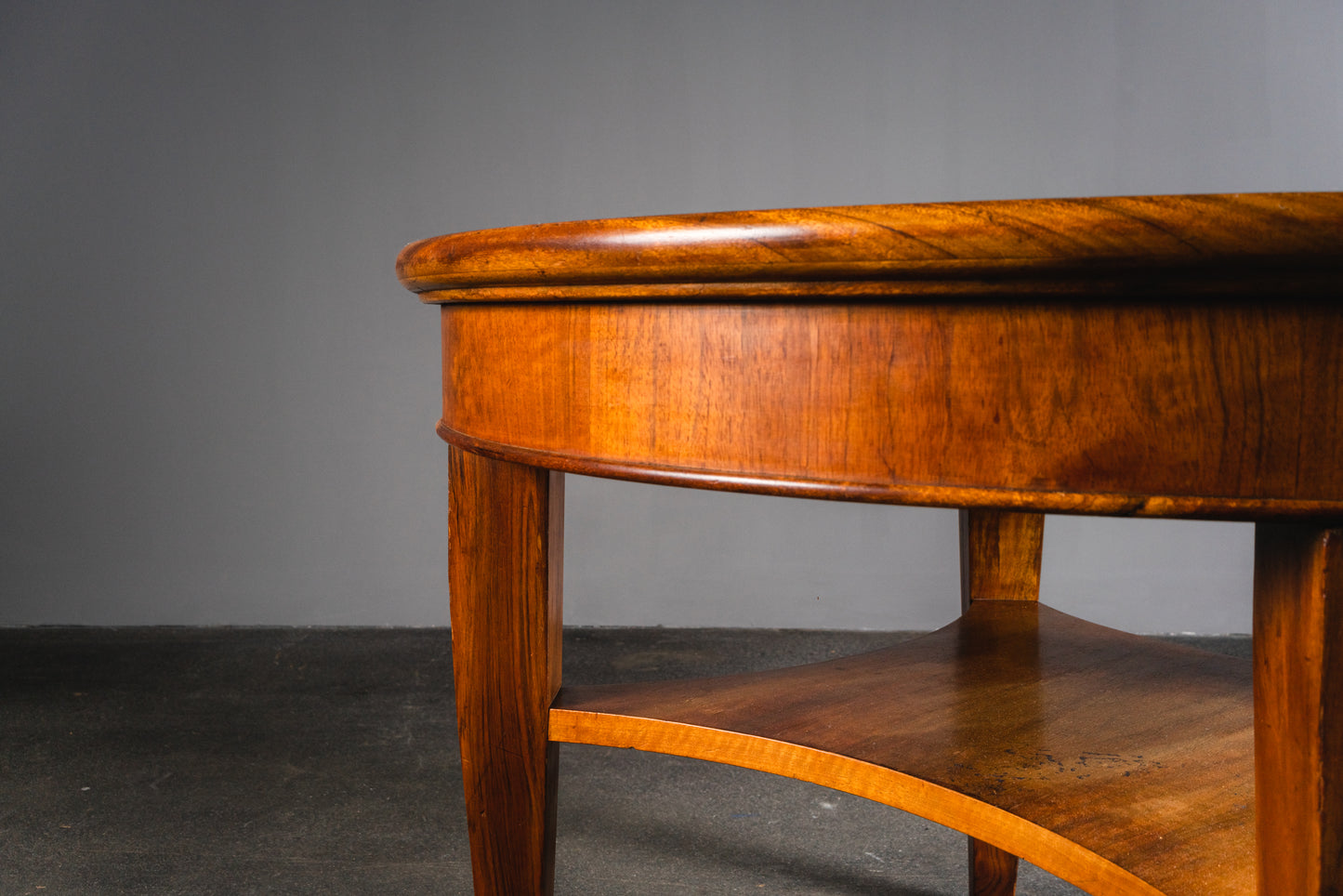 Schlichter Jugendstil Beistelltisch, Anfang des 20.Jahrhunderts - Tisch Table Sidetable Sofa Couch Nussbaum Alt Antik MÖBLINGER