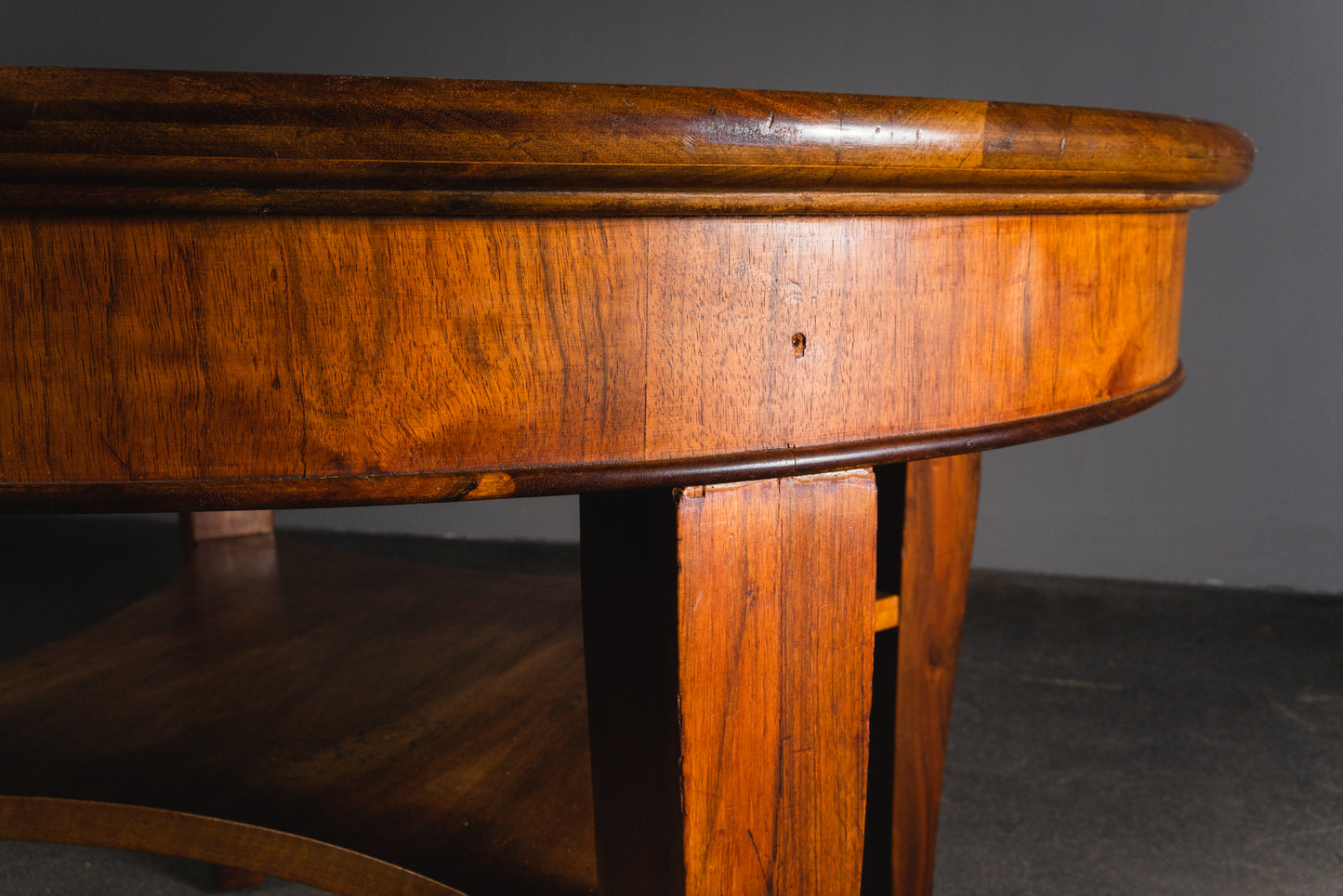 Schlichter Jugendstil Beistelltisch, Anfang des 20.Jahrhunderts - Tisch Table Sidetable Sofa Couch Nussbaum Alt Antik MÖBLINGER