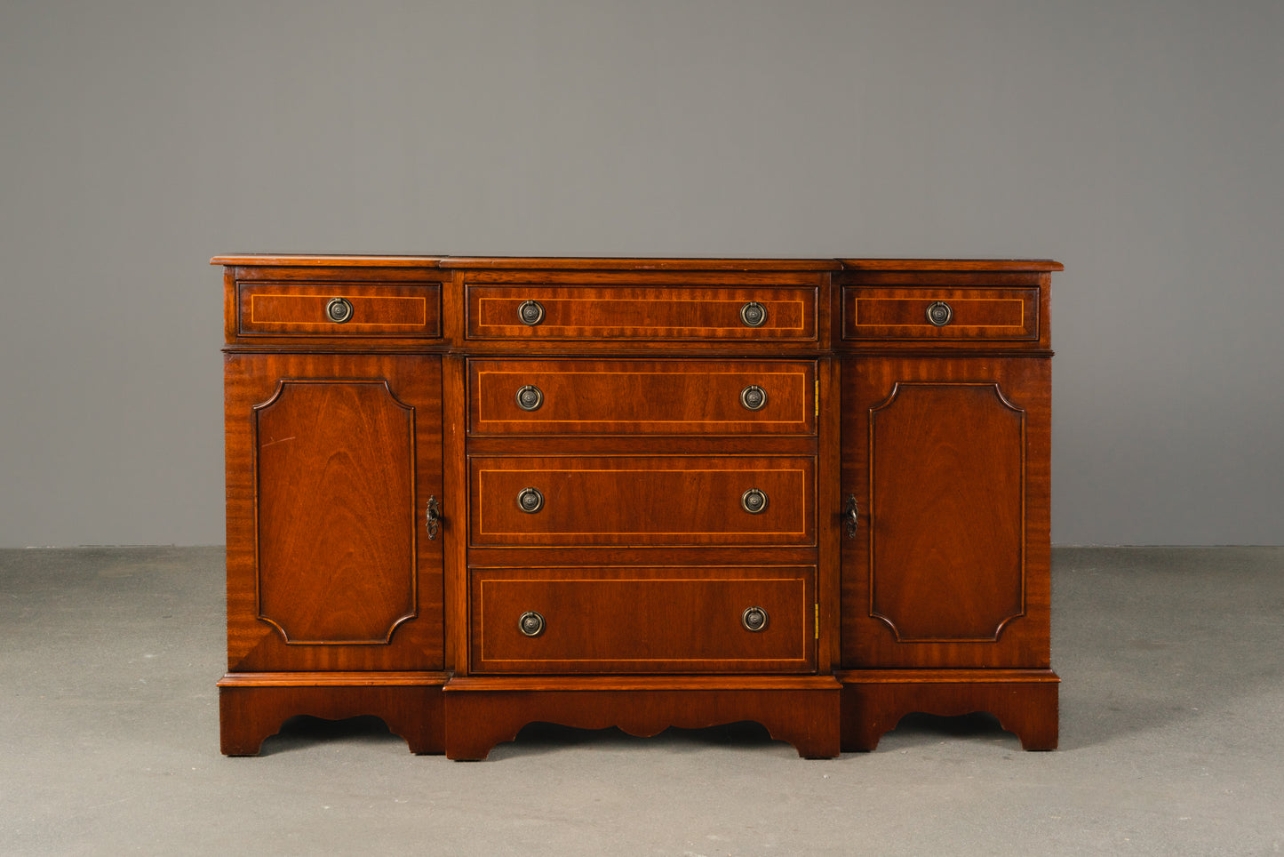 Elegantes kleines Sideboard im Englischen Stil, 2.Hälfte des 20.Jahrhunderts - Anrichte Kommode Schrank Antikstil MÖBLINGER