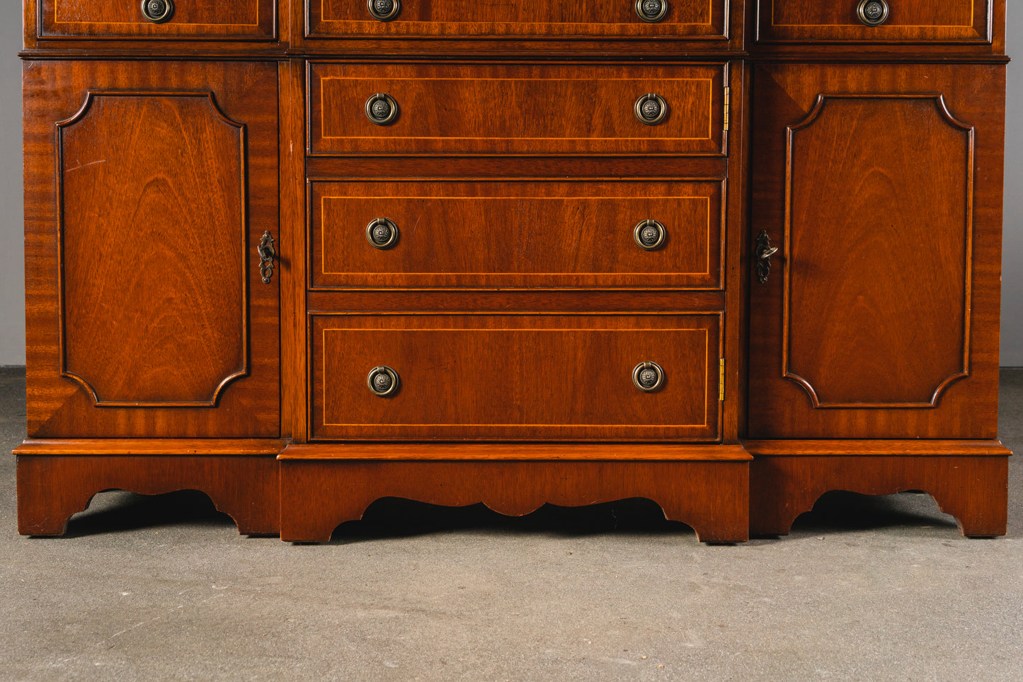Elegantes kleines Sideboard im Englischen Stil, 2.Hälfte des 20.Jahrhunderts - Anrichte Kommode Schrank Antikstil MÖBLINGER