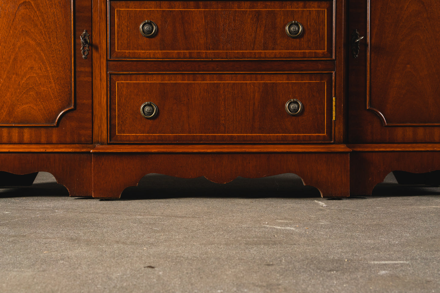 Elegantes kleines Sideboard im Englischen Stil, 2.Hälfte des 20.Jahrhunderts - Anrichte Kommode Schrank Antikstil MÖBLINGER