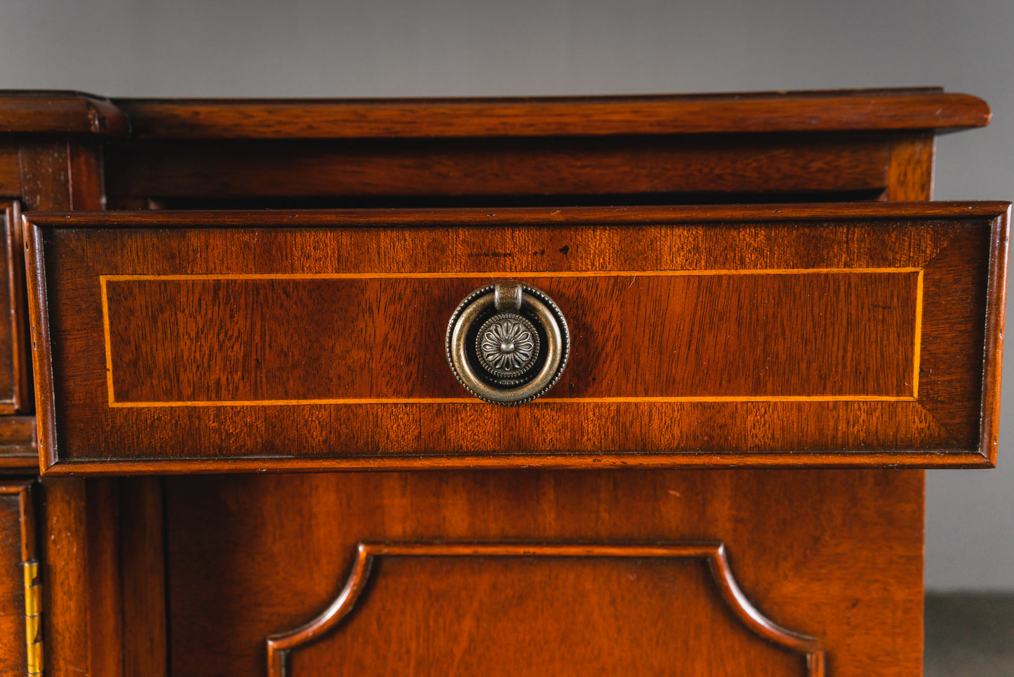 Elegantes kleines Sideboard im Englischen Stil, 2.Hälfte des 20.Jahrhunderts - Anrichte Kommode Schrank Antikstil MÖBLINGER