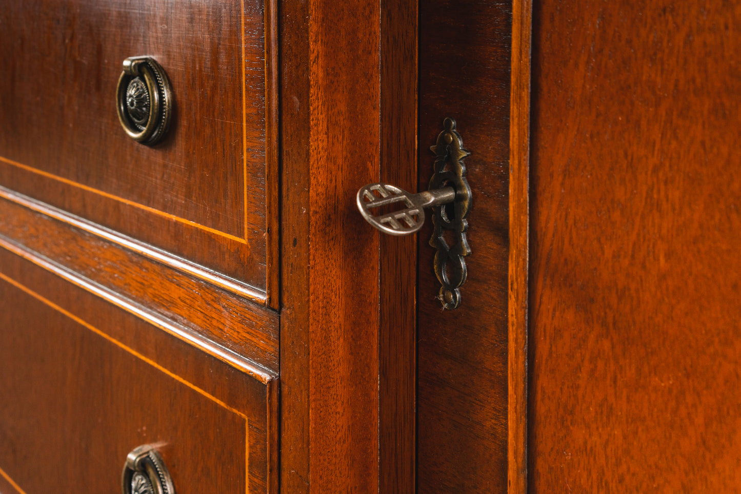 Elegantes kleines Sideboard im Englischen Stil, 2.Hälfte des 20.Jahrhunderts - Anrichte Kommode Schrank Antikstil MÖBLINGER