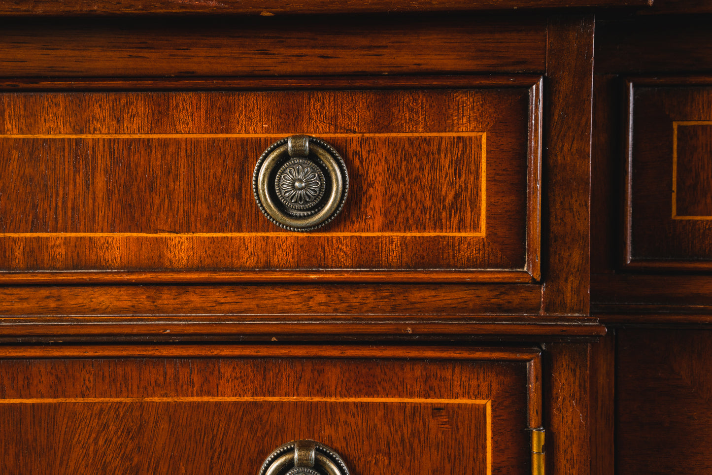 Elegantes kleines Sideboard im Englischen Stil, 2.Hälfte des 20.Jahrhunderts - Anrichte Kommode Schrank Antikstil MÖBLINGER