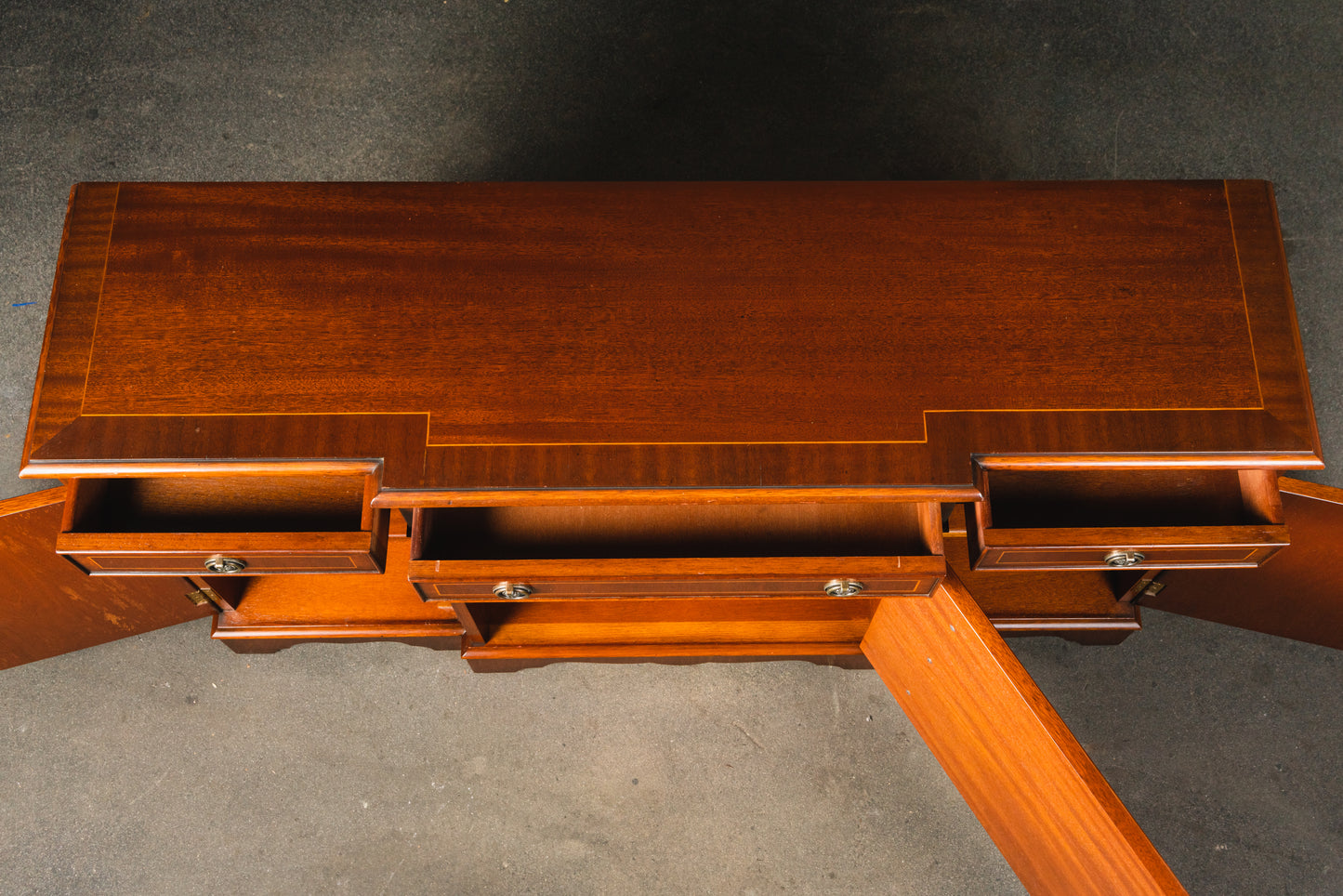 Elegantes kleines Sideboard im Englischen Stil, 2.Hälfte des 20.Jahrhunderts - Anrichte Kommode Schrank Antikstil MÖBLINGER