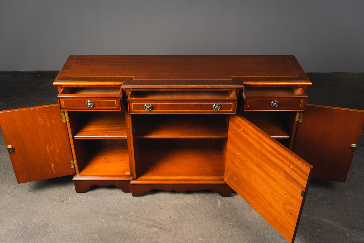 Elegantes kleines Sideboard im Englischen Stil, 2.Hälfte des 20.Jahrhunderts - Anrichte Kommode Schrank Antikstil MÖBLINGER