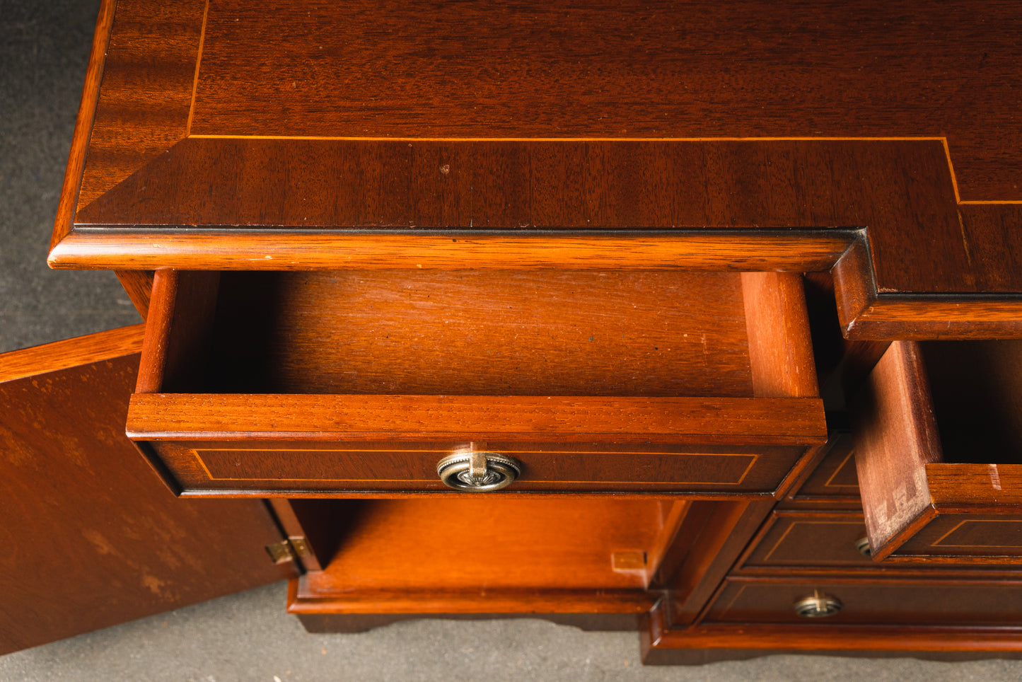 Elegantes kleines Sideboard im Englischen Stil, 2.Hälfte des 20.Jahrhunderts - Anrichte Kommode Schrank Antikstil MÖBLINGER