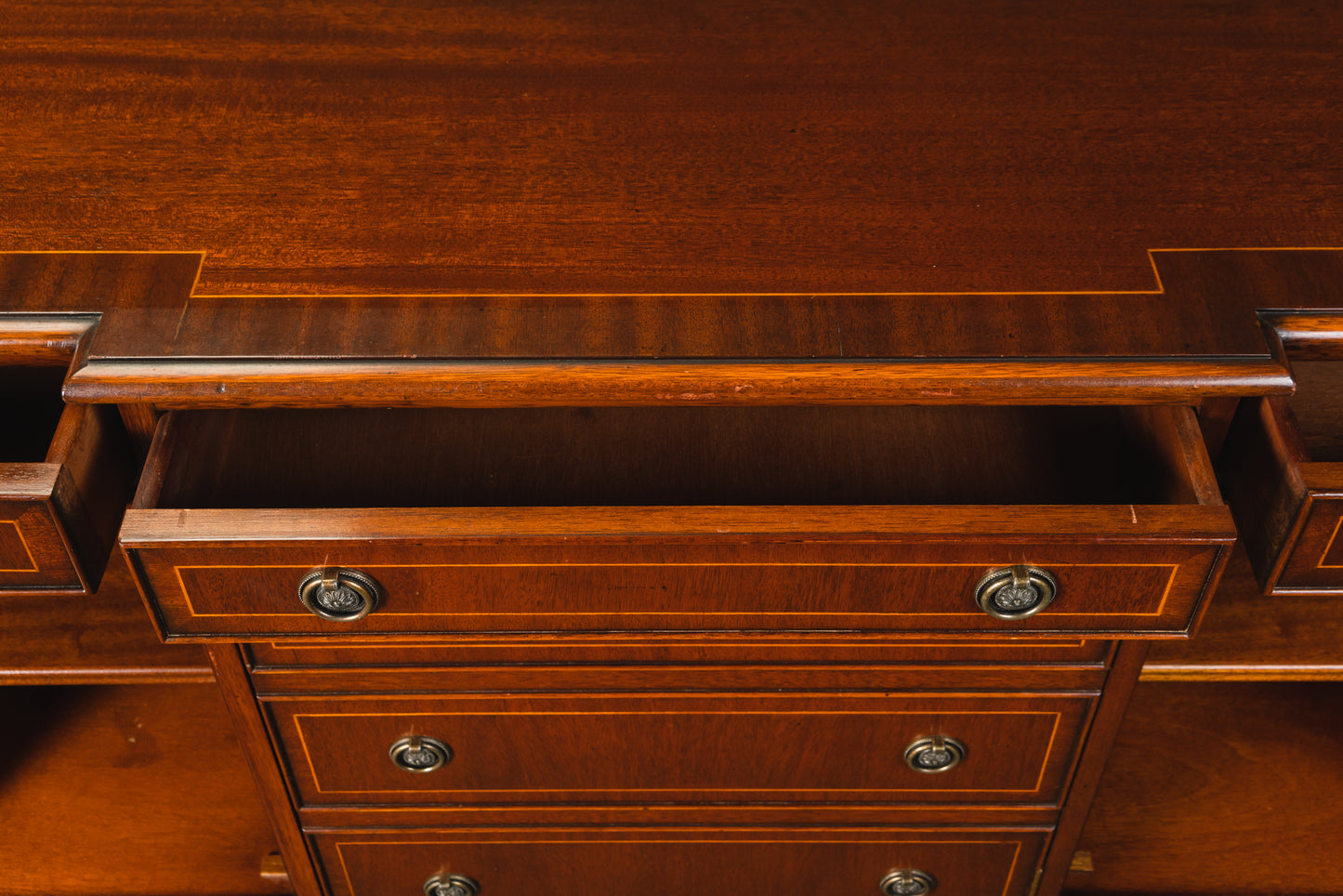 Elegantes kleines Sideboard im Englischen Stil, 2.Hälfte des 20.Jahrhunderts - Anrichte Kommode Schrank Antikstil MÖBLINGER