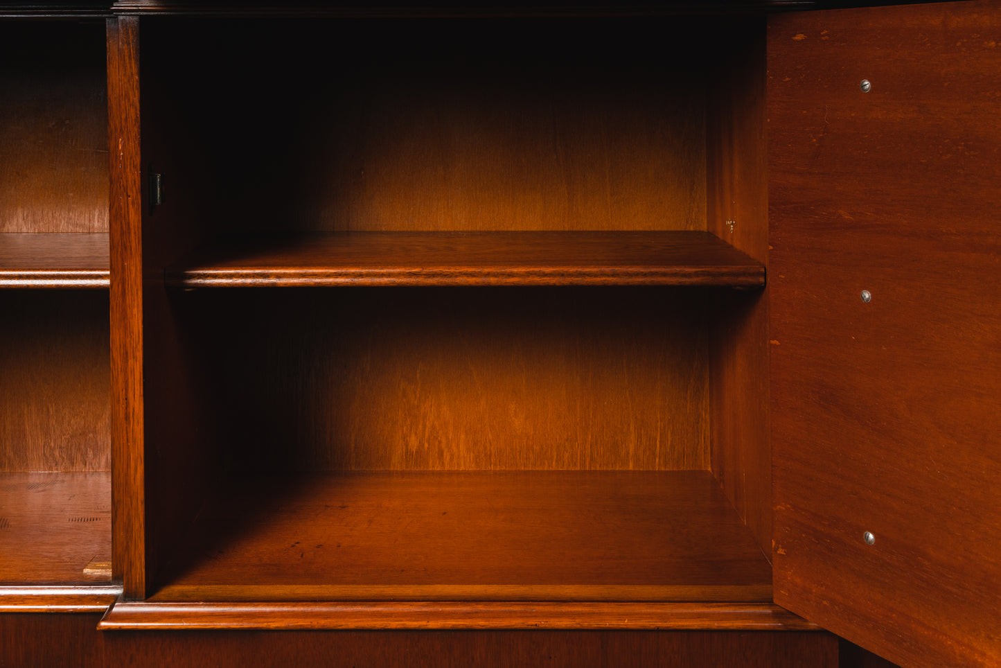 Elegantes kleines Sideboard im Englischen Stil, 2.Hälfte des 20.Jahrhunderts - Anrichte Kommode Schrank Antikstil MÖBLINGER