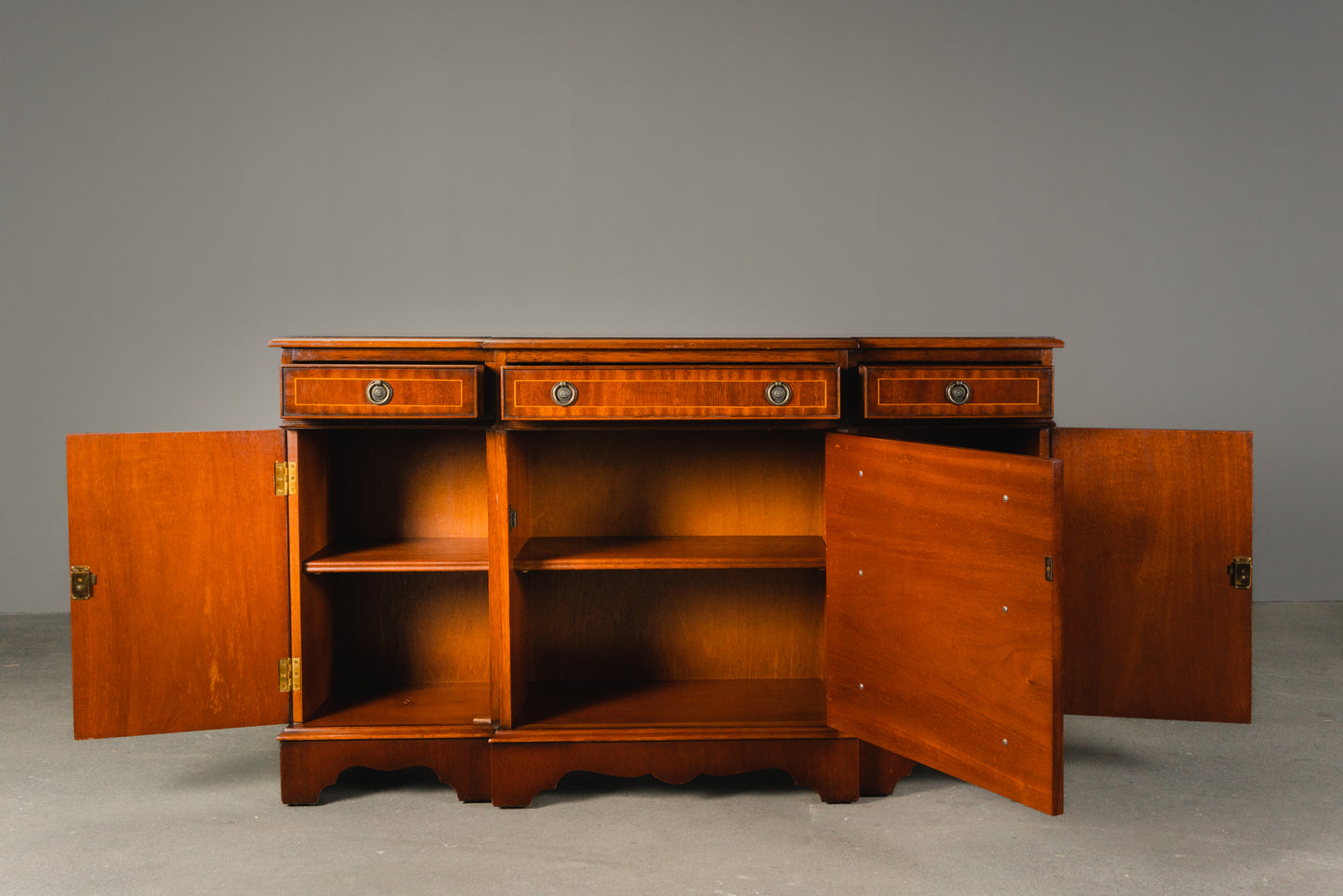 Elegantes kleines Sideboard im Englischen Stil, 2.Hälfte des 20.Jahrhunderts - Anrichte Kommode Schrank Antikstil MÖBLINGER