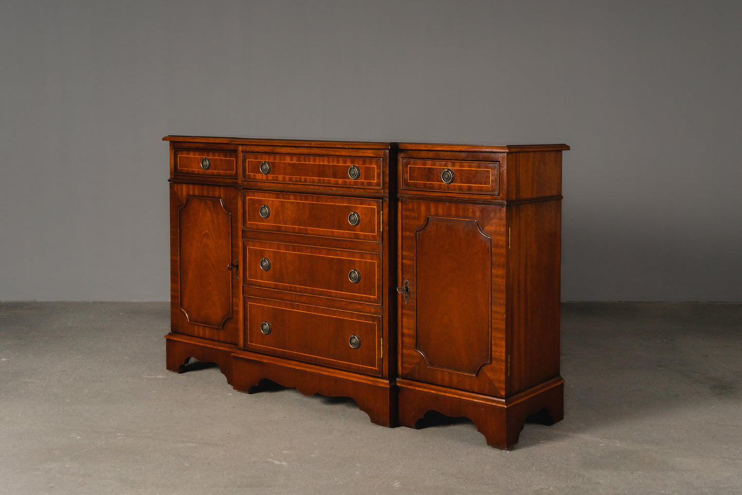 Elegantes kleines Sideboard im Englischen Stil, 2.Hälfte des 20.Jahrhunderts - Anrichte Kommode Schrank Antikstil MÖBLINGER