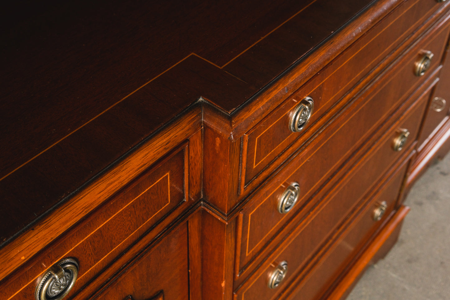 Elegantes kleines Sideboard im Englischen Stil, 2.Hälfte des 20.Jahrhunderts - Anrichte Kommode Schrank Antikstil MÖBLINGER