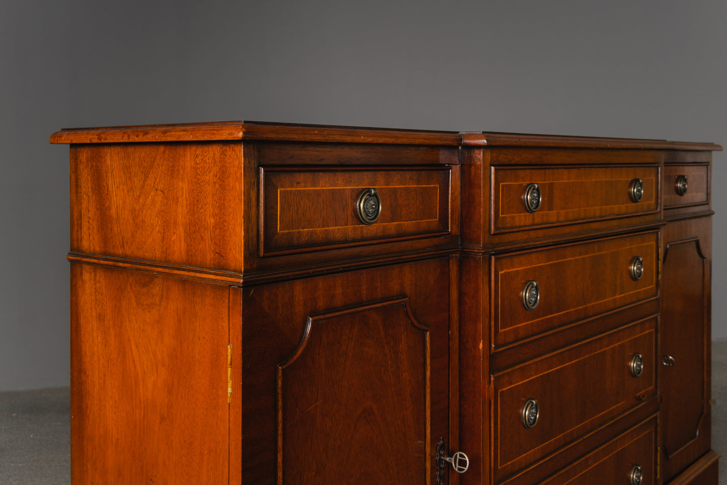Elegantes kleines Sideboard im Englischen Stil, 2.Hälfte des 20.Jahrhunderts - Anrichte Kommode Schrank Antikstil MÖBLINGER