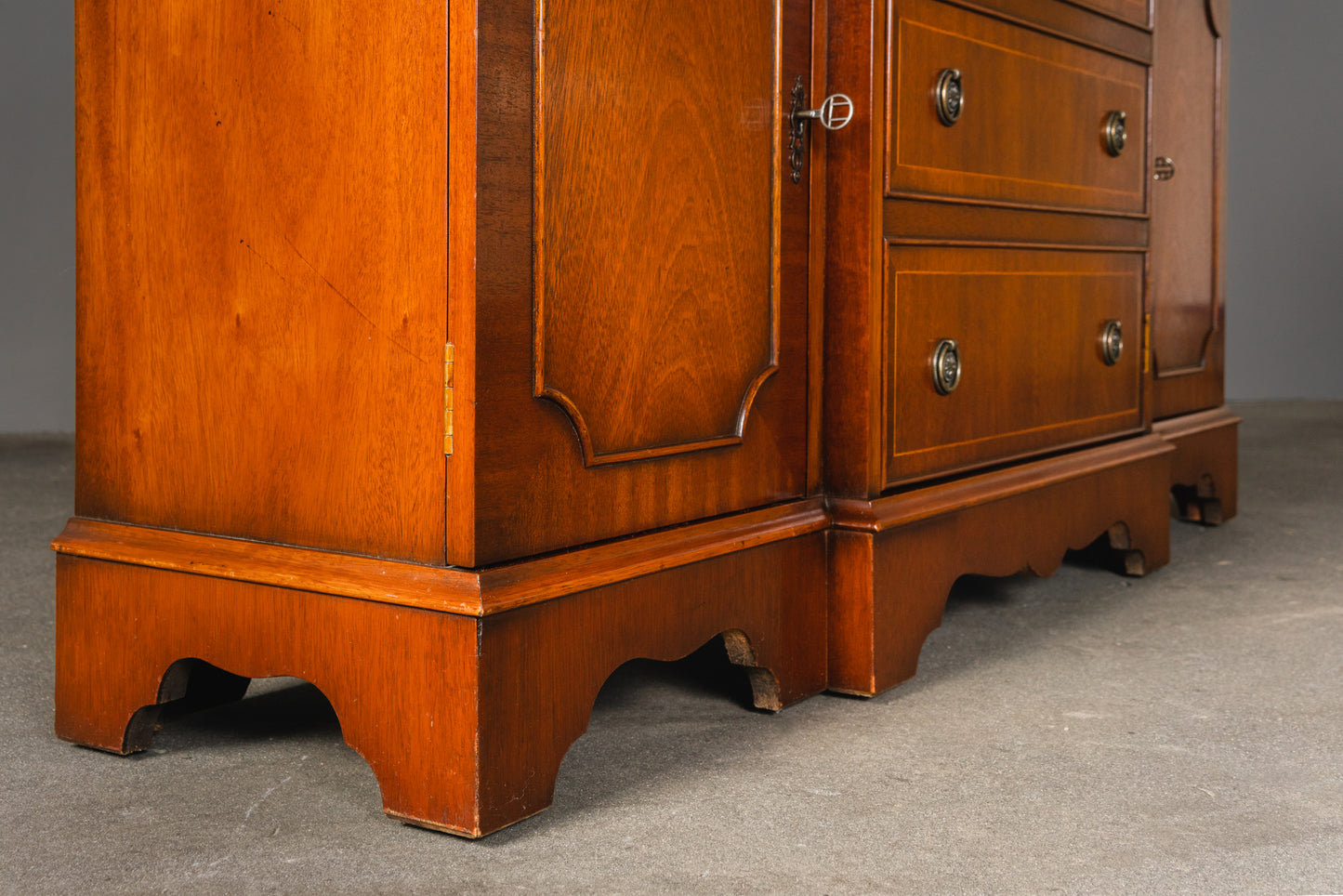 Elegantes kleines Sideboard im Englischen Stil, 2.Hälfte des 20.Jahrhunderts - Anrichte Kommode Schrank Antikstil MÖBLINGER