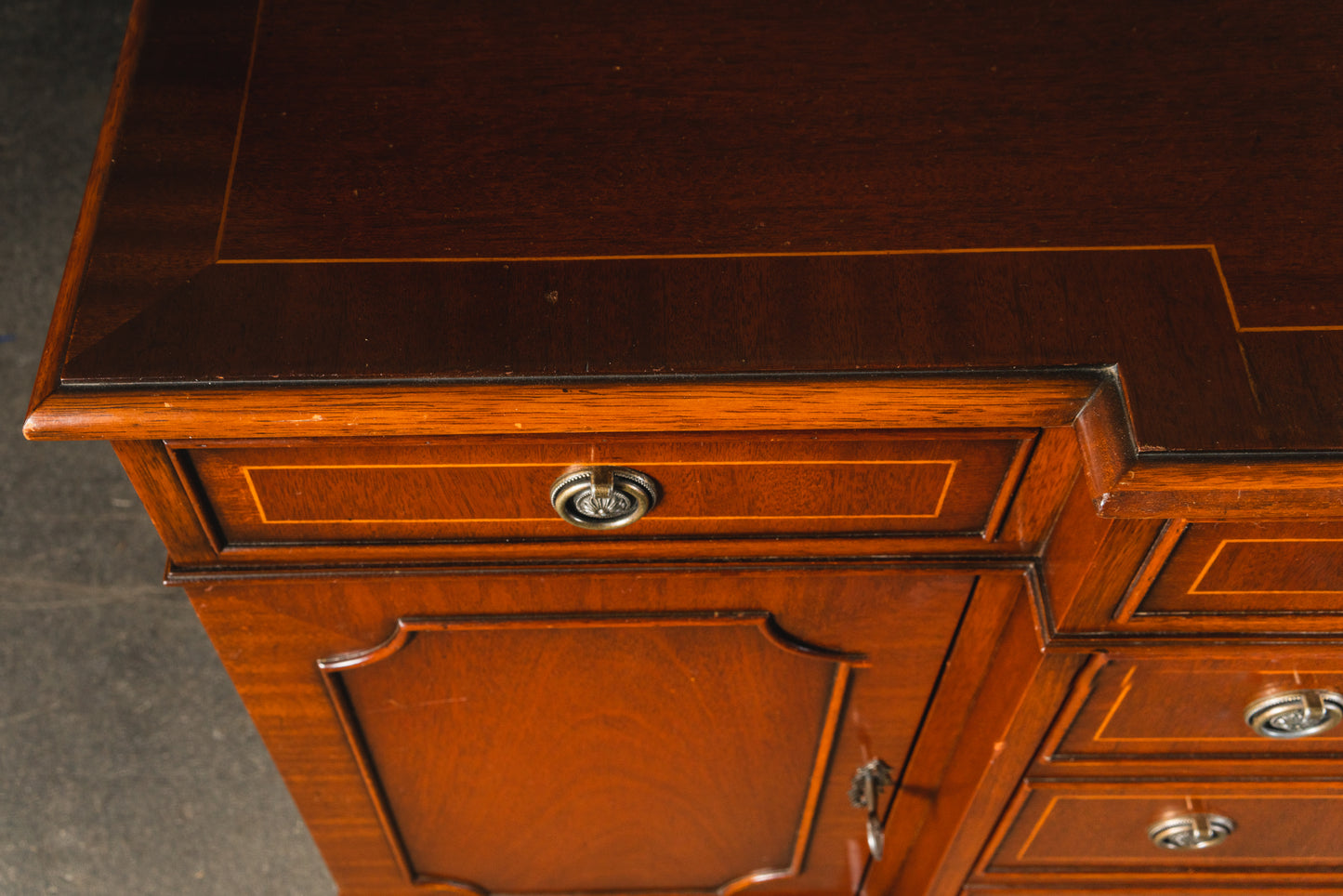 Elegantes kleines Sideboard im Englischen Stil, 2.Hälfte des 20.Jahrhunderts - Anrichte Kommode Schrank Antikstil MÖBLINGER