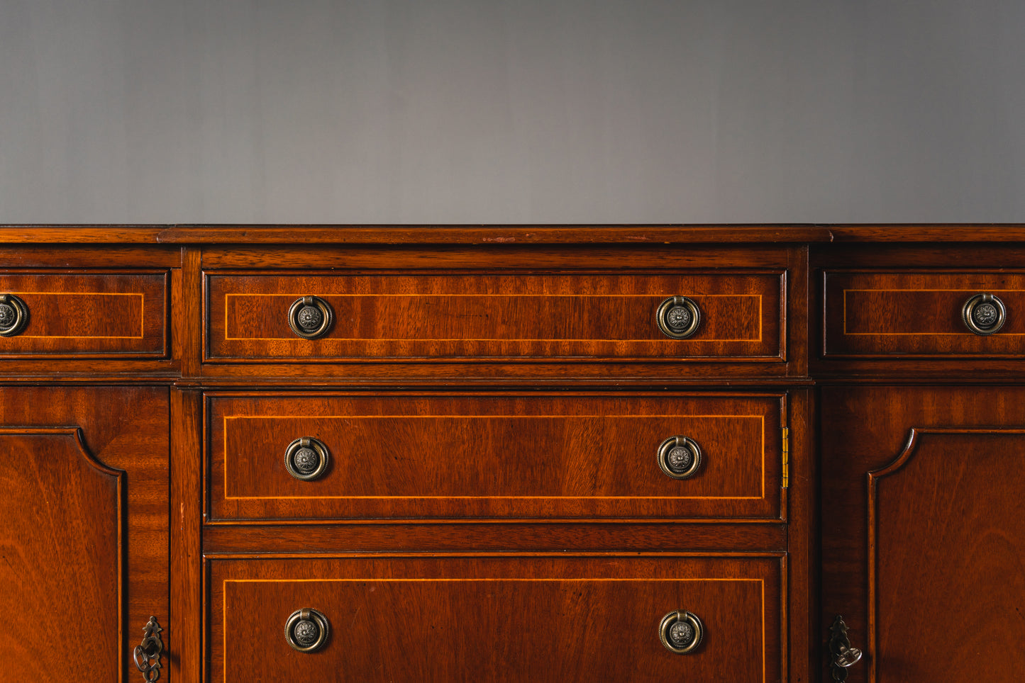 Elegantes kleines Sideboard im Englischen Stil, 2.Hälfte des 20.Jahrhunderts - Anrichte Kommode Schrank Antikstil MÖBLINGER