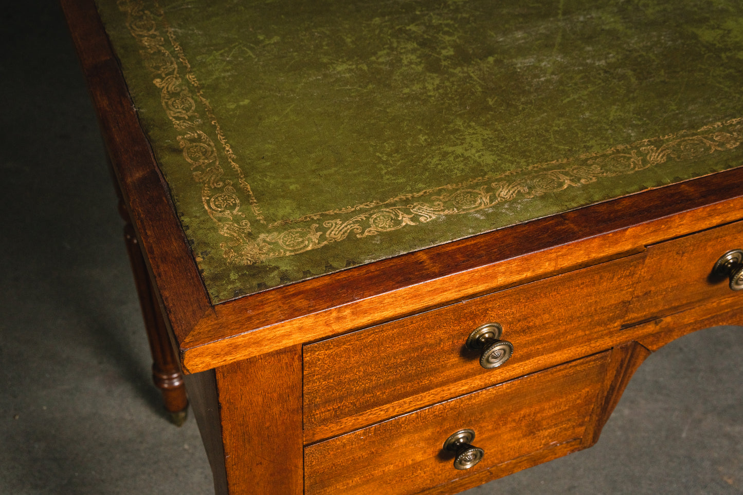 eleganter Schreibtisch im Englischen Stil, aus dem 20.Jahrhundert, Tisch Desk Büro Office Stuhl Alt Vintage MÖBLINGER