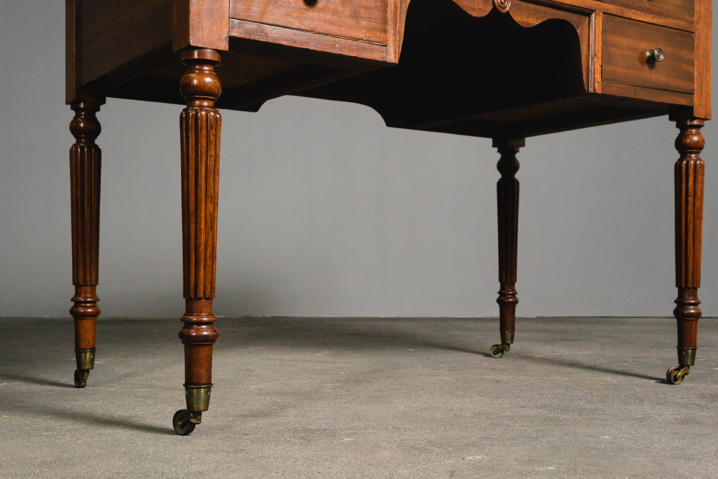 eleganter Schreibtisch im Englischen Stil, aus dem 20.Jahrhundert, Tisch Desk Büro Office Stuhl Alt Vintage MÖBLINGER