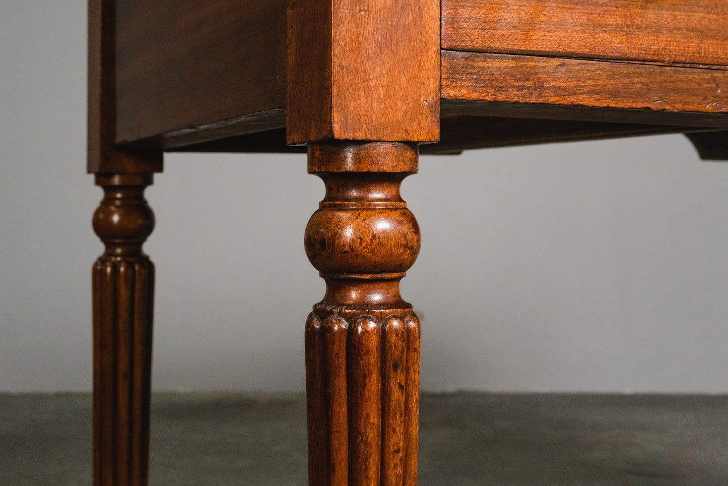 eleganter Schreibtisch im Englischen Stil, aus dem 20.Jahrhundert, Tisch Desk Büro Office Stuhl Alt Vintage MÖBLINGER