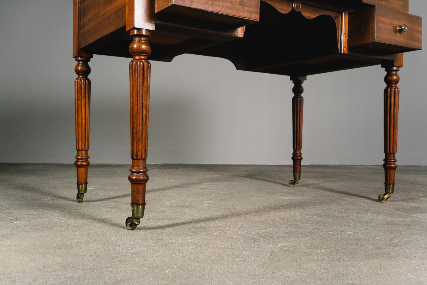 eleganter Schreibtisch im Englischen Stil, aus dem 20.Jahrhundert, Tisch Desk Büro Office Stuhl Alt Vintage MÖBLINGER