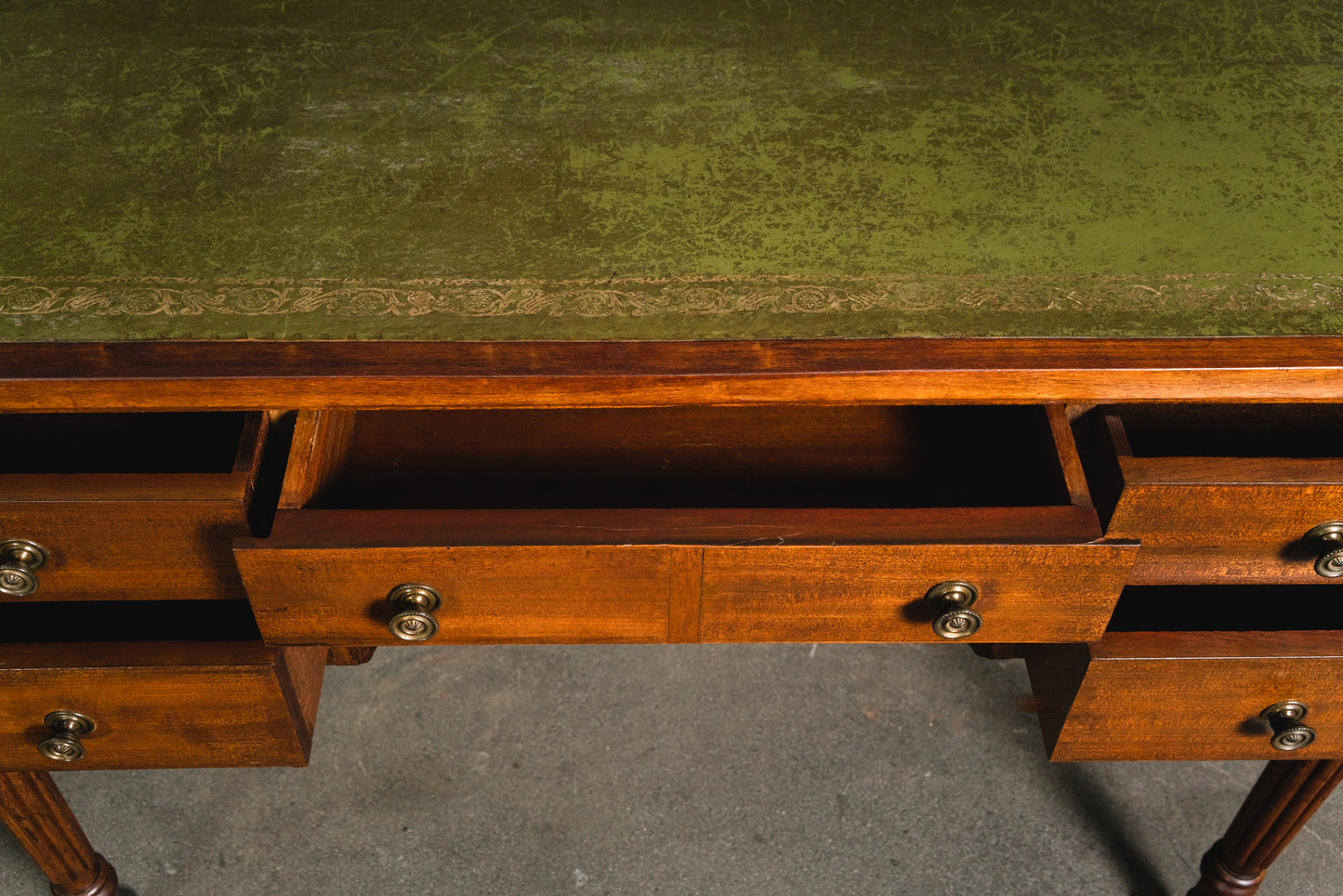 eleganter Schreibtisch im Englischen Stil, aus dem 20.Jahrhundert, Tisch Desk Büro Office Stuhl Alt Vintage MÖBLINGER