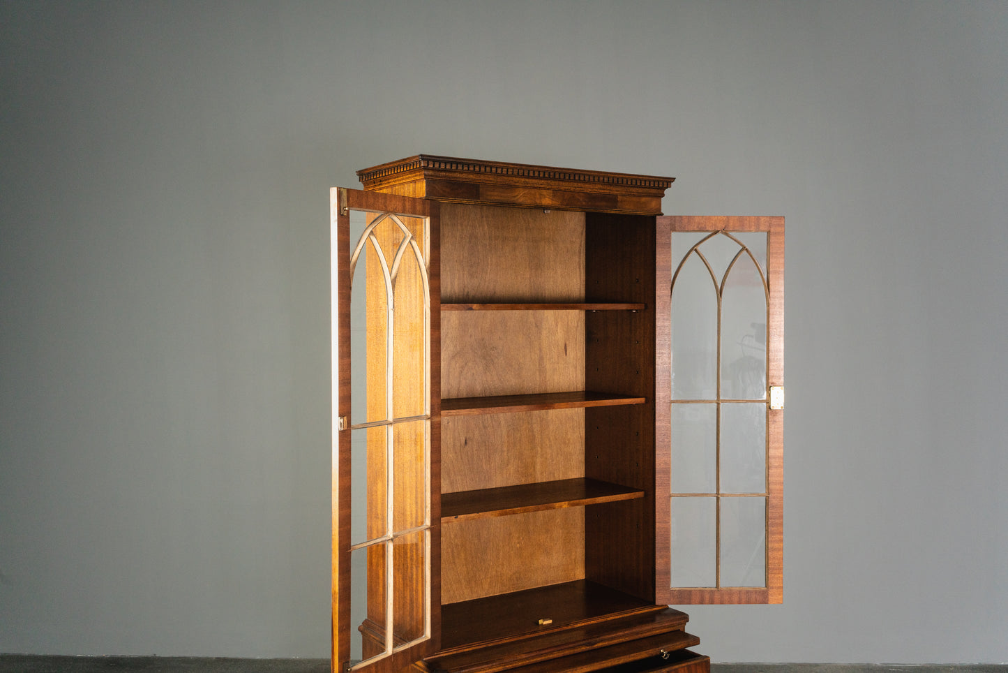 Eleganter Bücherschrank im Englischen Stil, 2.Hälfte des 20.Jahrhunderts - Vitrine Schrank Kommode Regal Alt Vintage MÖBLINGER