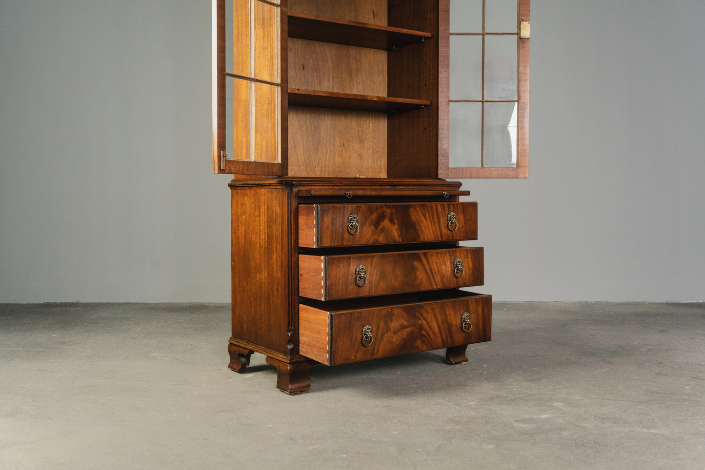 Eleganter Bücherschrank im Englischen Stil, 2.Hälfte des 20.Jahrhunderts - Vitrine Schrank Kommode Regal Alt Vintage MÖBLINGER