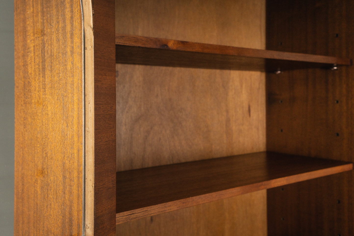 Eleganter Bücherschrank im Englischen Stil, 2.Hälfte des 20.Jahrhunderts - Vitrine Schrank Kommode Regal Alt Vintage MÖBLINGER