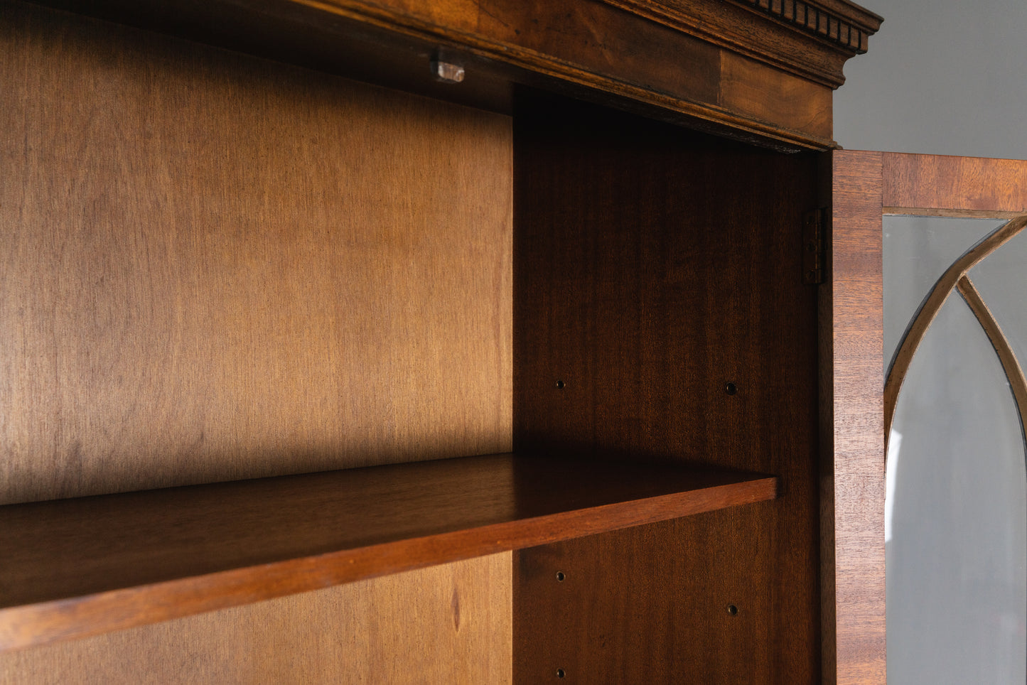 Eleganter Bücherschrank im Englischen Stil, 2.Hälfte des 20.Jahrhunderts - Vitrine Schrank Kommode Regal Alt Vintage MÖBLINGER