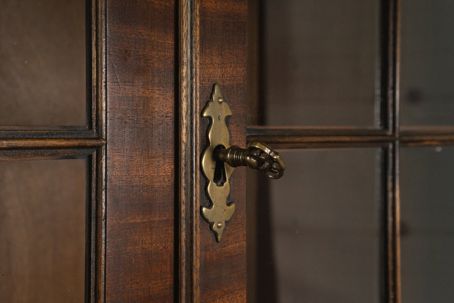 Eleganter Bücherschrank im Englischen Stil, 2.Hälfte des 20.Jahrhunderts - Vitrine Schrank Kommode Regal Alt Vintage MÖBLINGER