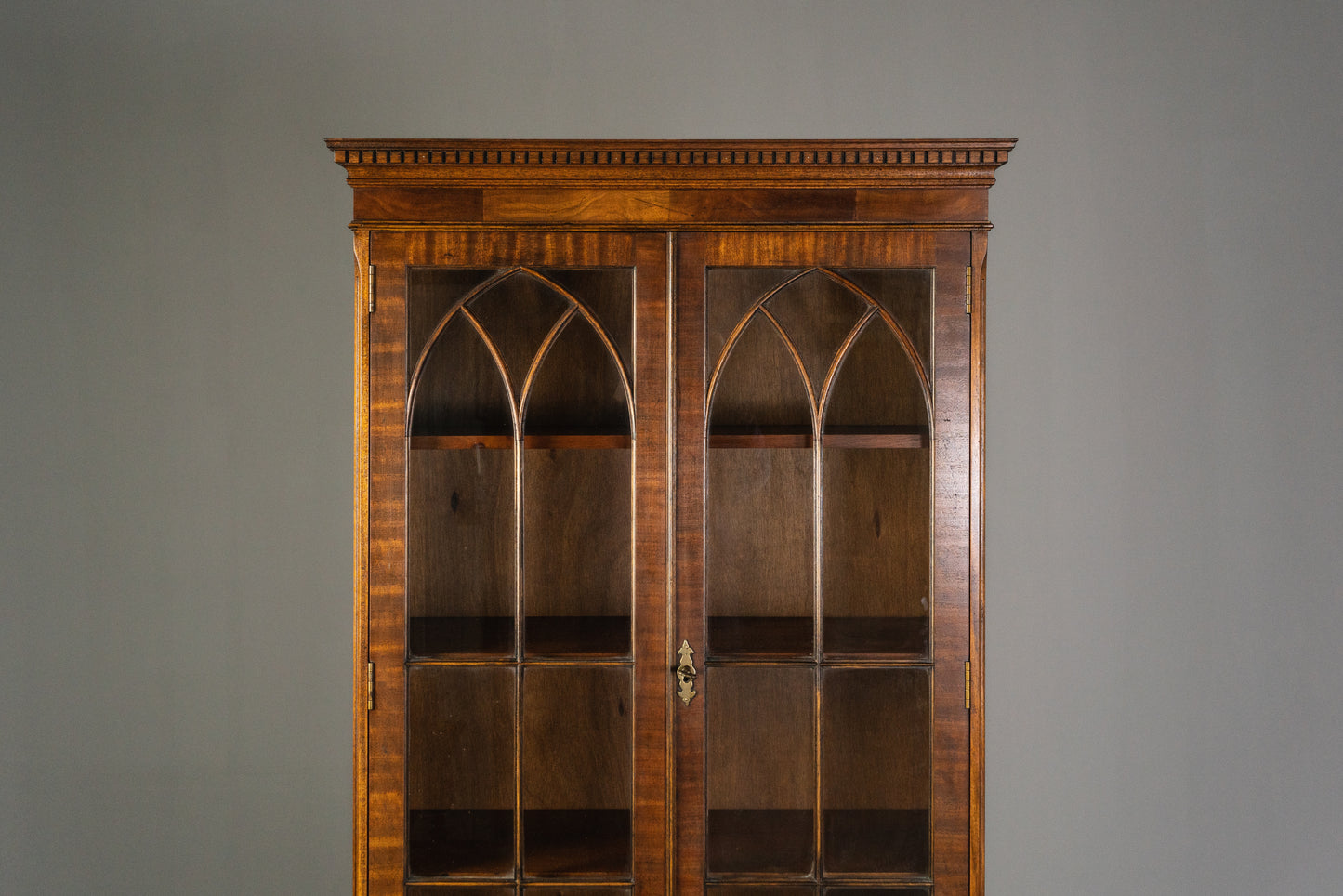 Eleganter Bücherschrank im Englischen Stil, 2.Hälfte des 20.Jahrhunderts - Vitrine Schrank Kommode Regal Alt Vintage MÖBLINGER