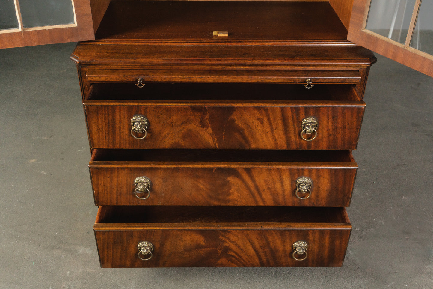 Eleganter Bücherschrank im Englischen Stil, 2.Hälfte des 20.Jahrhunderts - Vitrine Schrank Kommode Regal Alt Vintage MÖBLINGER