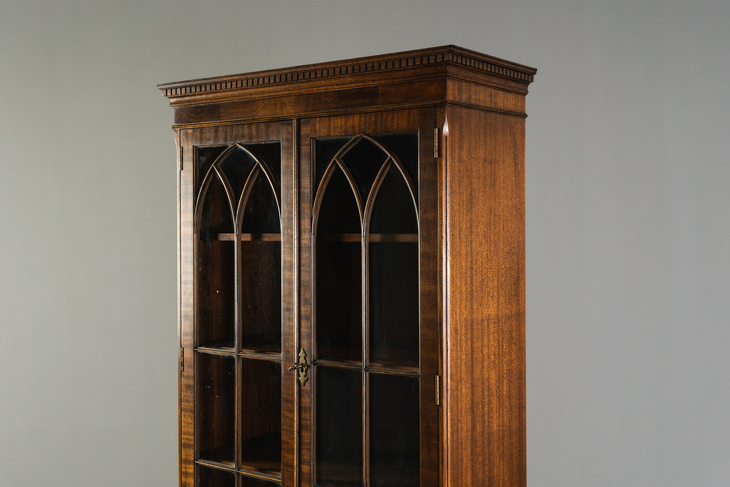 Eleganter Bücherschrank im Englischen Stil, 2.Hälfte des 20.Jahrhunderts - Vitrine Schrank Kommode Regal Alt Vintage MÖBLINGER