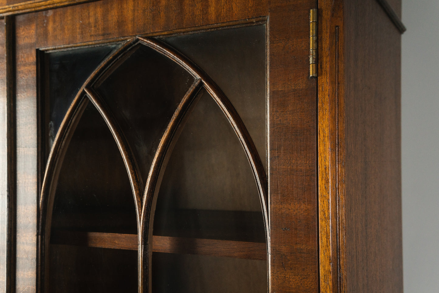 Eleganter Bücherschrank im Englischen Stil, 2.Hälfte des 20.Jahrhunderts - Vitrine Schrank Kommode Regal Alt Vintage MÖBLINGER