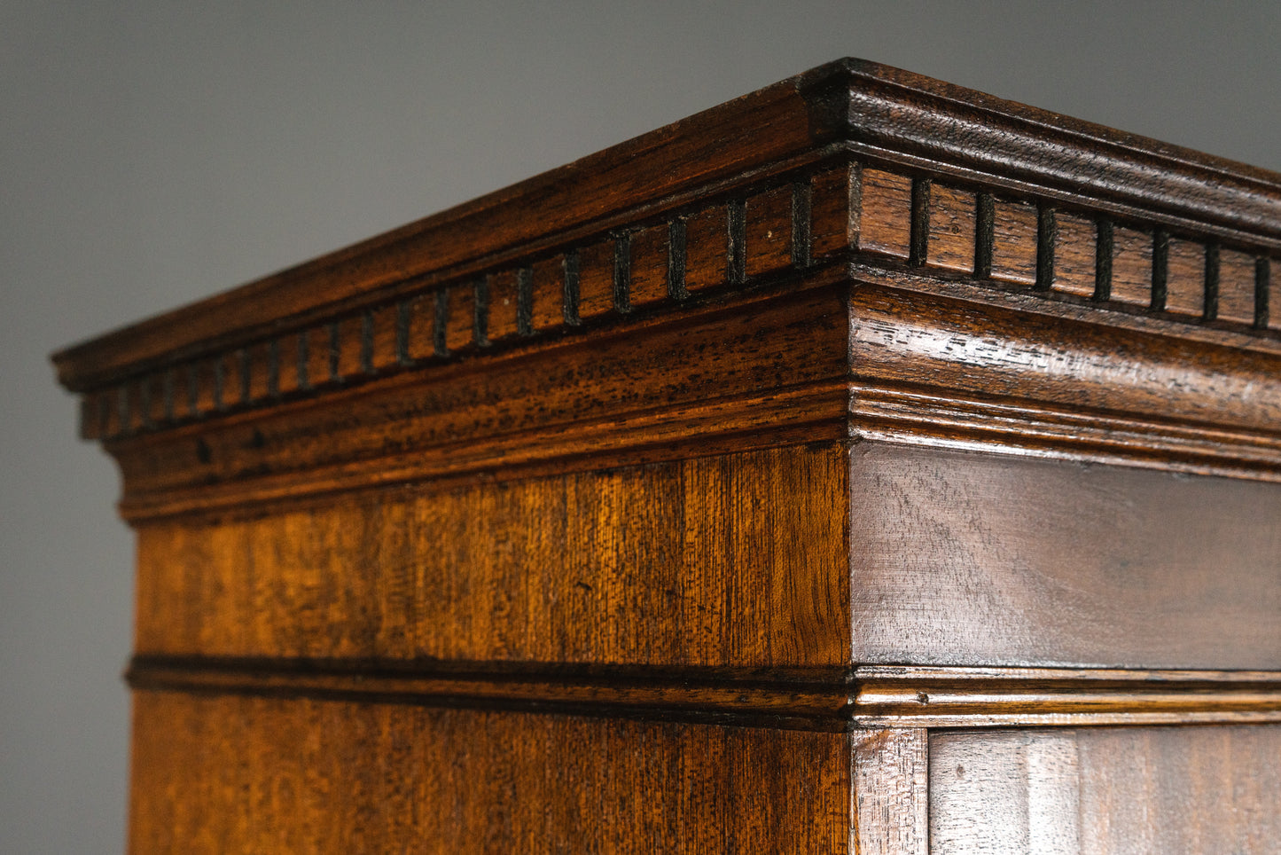 Eleganter Bücherschrank im Englischen Stil, 2.Hälfte des 20.Jahrhunderts - Vitrine Schrank Kommode Regal Alt Vintage MÖBLINGER