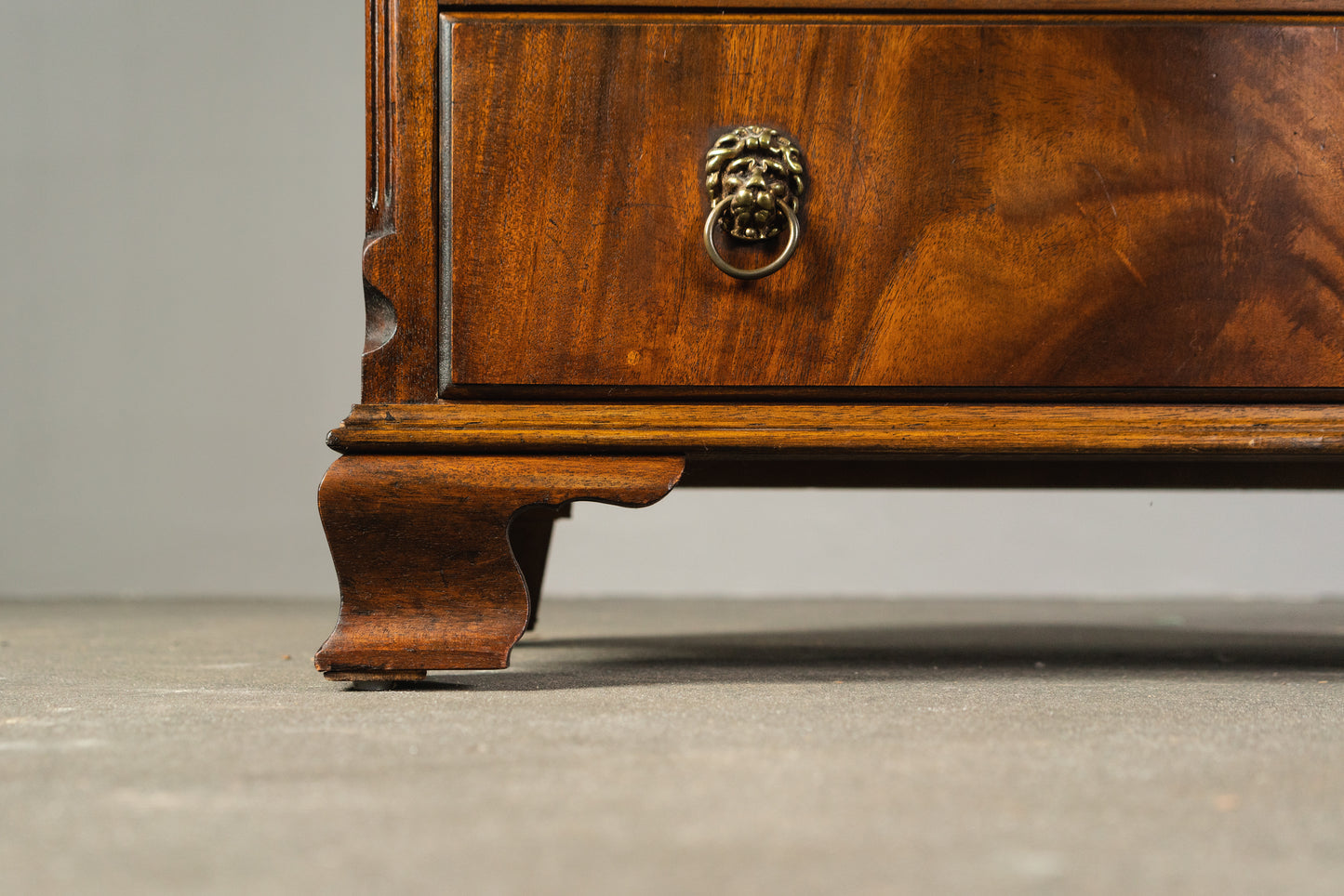 Eleganter Bücherschrank im Englischen Stil, 2.Hälfte des 20.Jahrhunderts - Vitrine Schrank Kommode Regal Alt Vintage MÖBLINGER