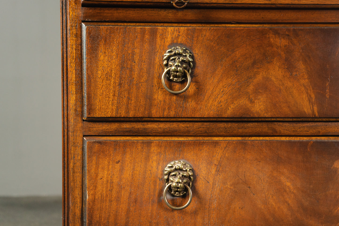 Eleganter Bücherschrank im Englischen Stil, 2.Hälfte des 20.Jahrhunderts - Vitrine Schrank Kommode Regal Alt Vintage MÖBLINGER