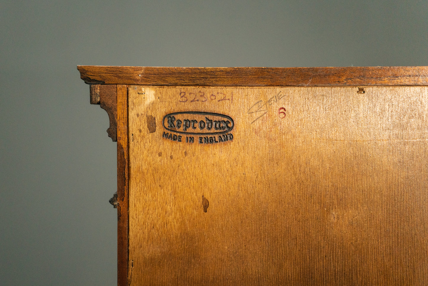 Eleganter Bücherschrank im Englischen Stil, 2.Hälfte des 20.Jahrhunderts - Vitrine Schrank Kommode Regal Alt Vintage MÖBLINGER