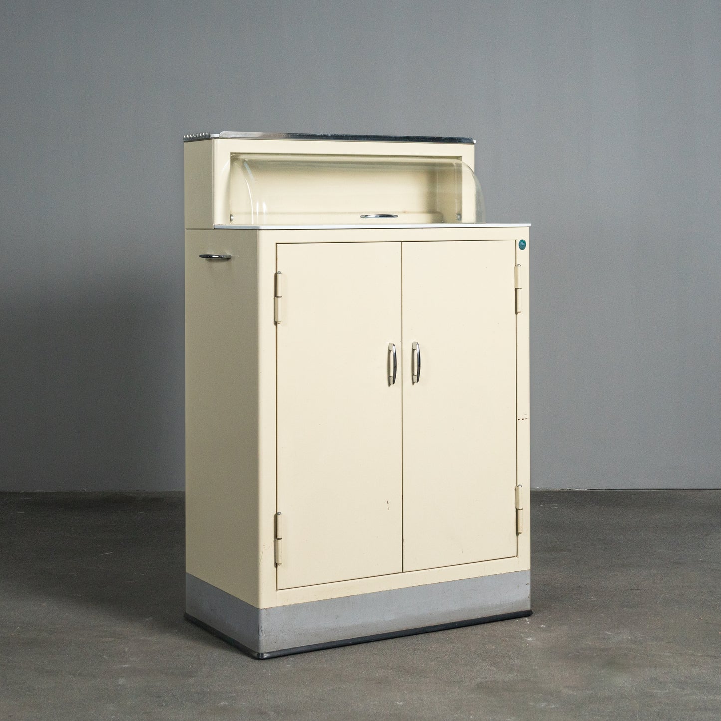 Cooler Medizinschrank im Industriedesign, Mitte des 20.Jahrhunderts - Arztschrank Arzt Schrank Industrial Kommode Regal Alt Vintage MÖBLINGER