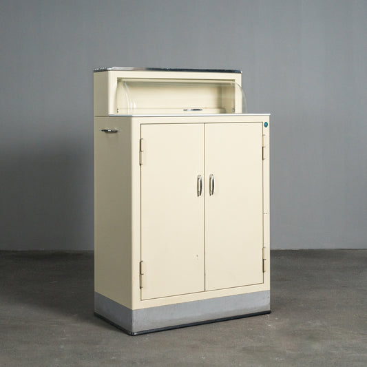 Cooler Medizinschrank im Industriedesign, Mitte des 20.Jahrhunderts - Arztschrank Arzt Schrank Industrial Kommode Regal Alt Vintage MÖBLINGER