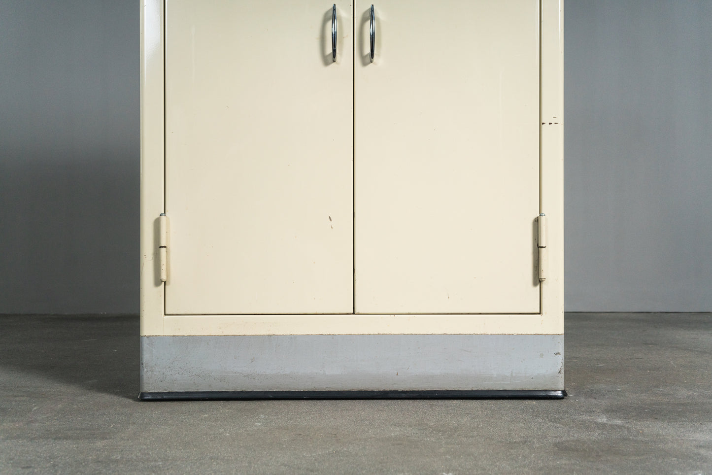 Cooler Medizinschrank im Industriedesign, Mitte des 20.Jahrhunderts - Arztschrank Arzt Schrank Industrial Kommode Regal Alt Vintage MÖBLINGER