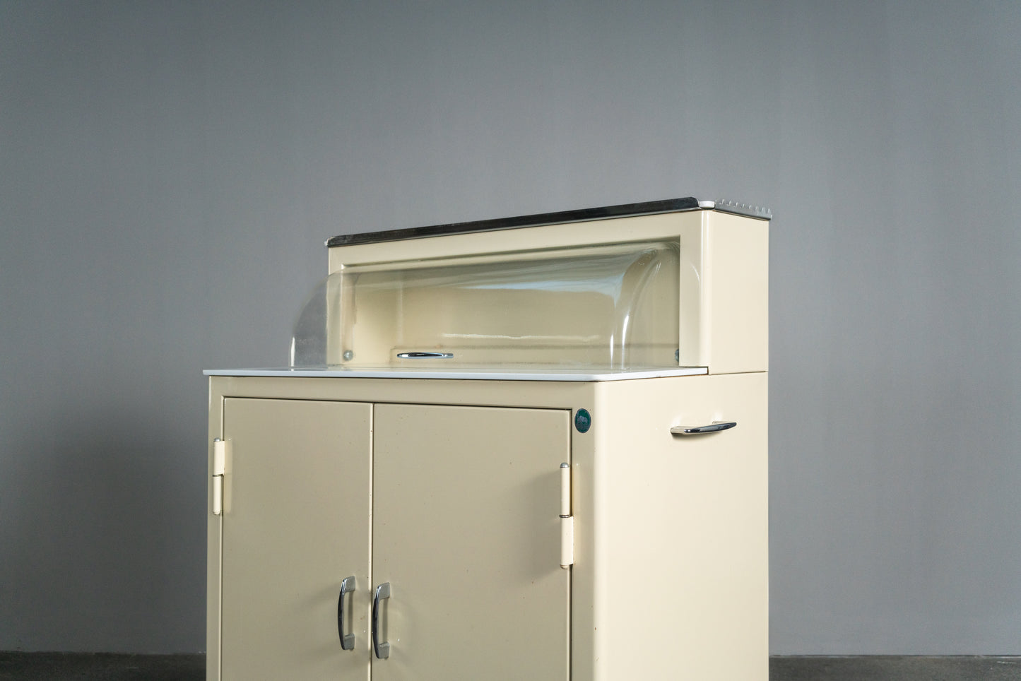 Cooler Medizinschrank im Industriedesign, Mitte des 20.Jahrhunderts - Arztschrank Arzt Schrank Industrial Kommode Regal Alt Vintage MÖBLINGER