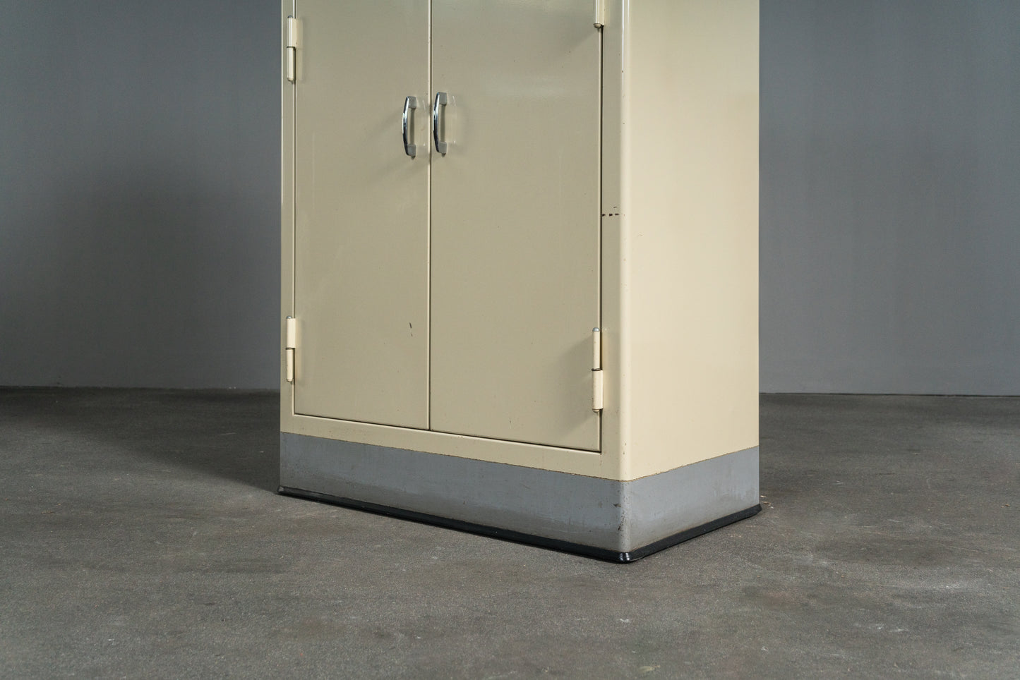 Cooler Medizinschrank im Industriedesign, Mitte des 20.Jahrhunderts - Arztschrank Arzt Schrank Industrial Kommode Regal Alt Vintage MÖBLINGER