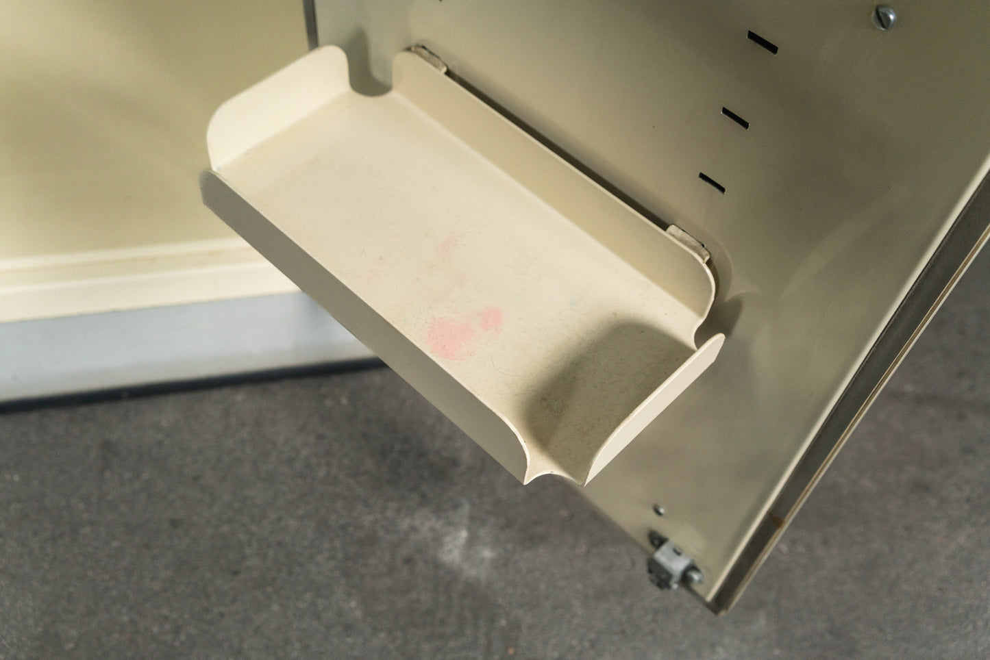 Cooler Medizinschrank im Industriedesign, Mitte des 20.Jahrhunderts - Arztschrank Arzt Schrank Industrial Kommode Regal Alt Vintage MÖBLINGER