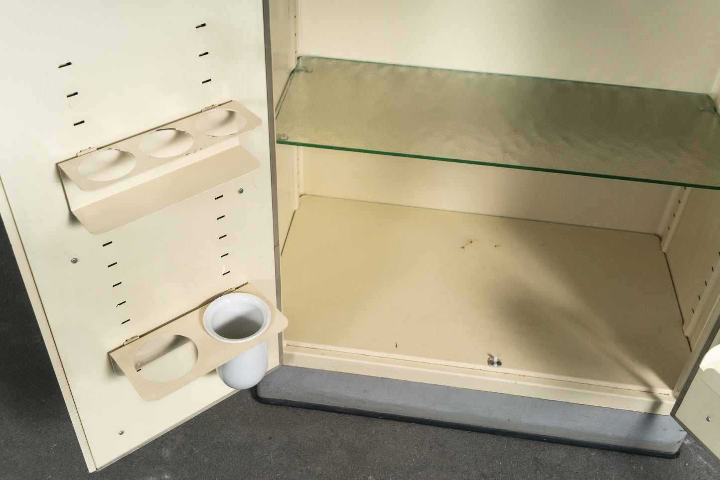 Cooler Medizinschrank im Industriedesign, Mitte des 20.Jahrhunderts - Arztschrank Arzt Schrank Industrial Kommode Regal Alt Vintage MÖBLINGER