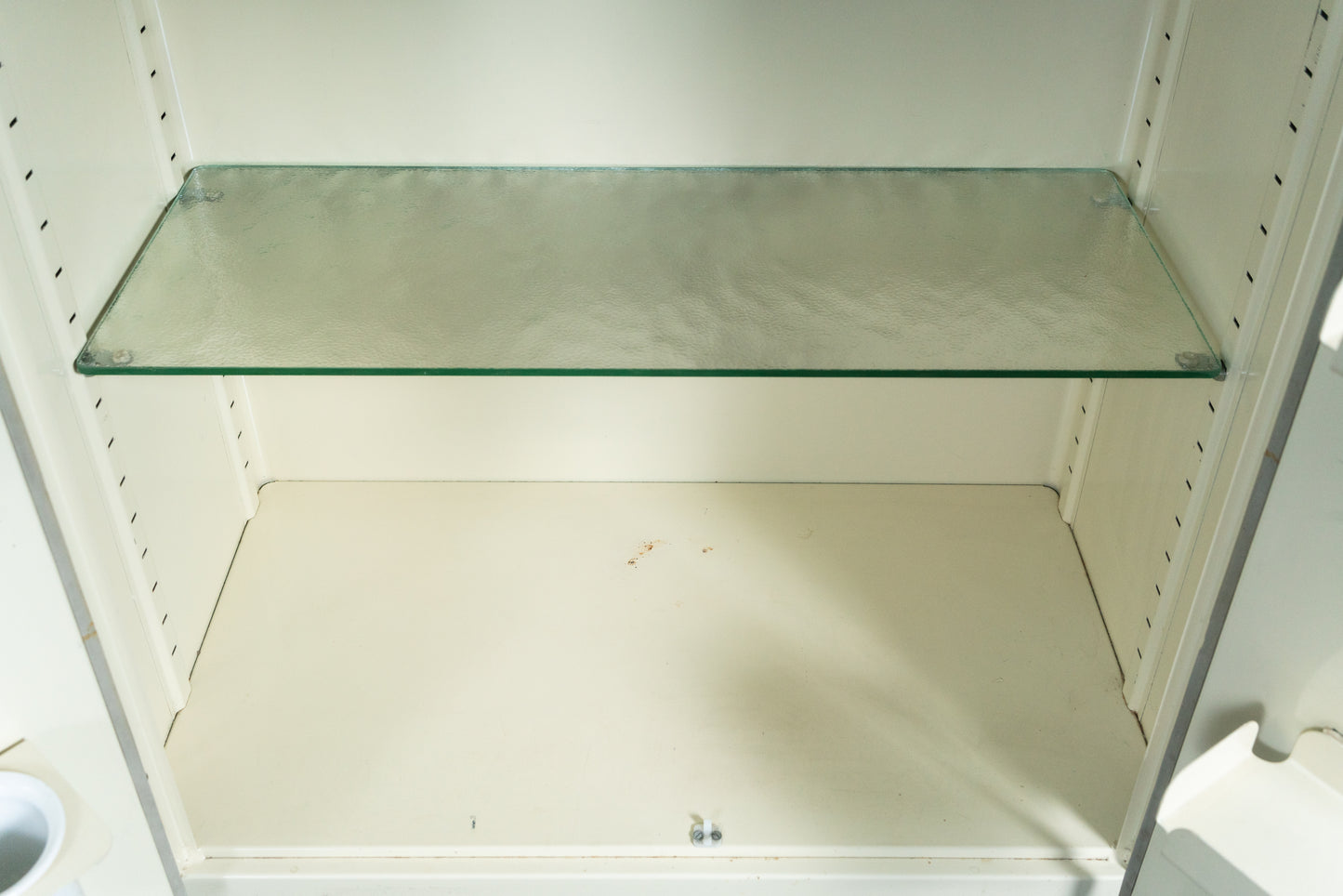 Cooler Medizinschrank im Industriedesign, Mitte des 20.Jahrhunderts - Arztschrank Arzt Schrank Industrial Kommode Regal Alt Vintage MÖBLINGER