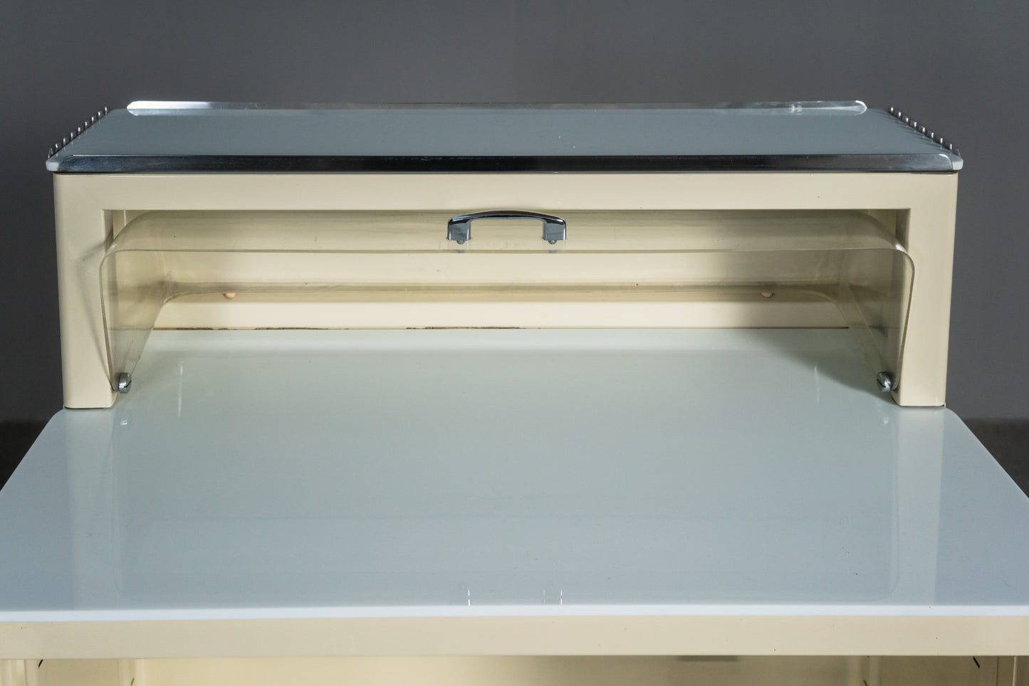 Cooler Medizinschrank im Industriedesign, Mitte des 20.Jahrhunderts - Arztschrank Arzt Schrank Industrial Kommode Regal Alt Vintage MÖBLINGER