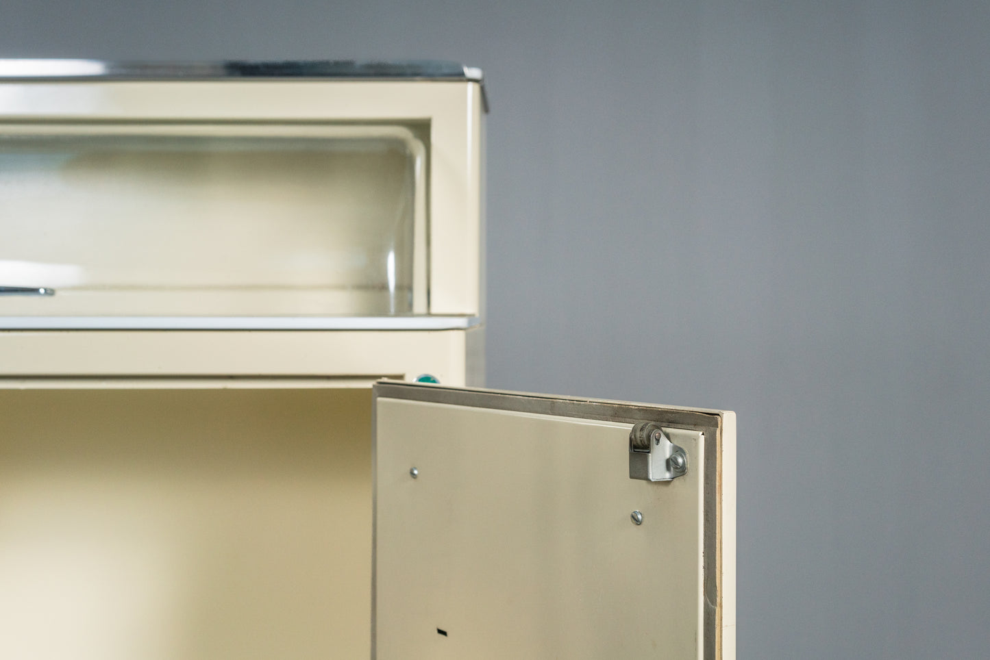 Cooler Medizinschrank im Industriedesign, Mitte des 20.Jahrhunderts - Arztschrank Arzt Schrank Industrial Kommode Regal Alt Vintage MÖBLINGER