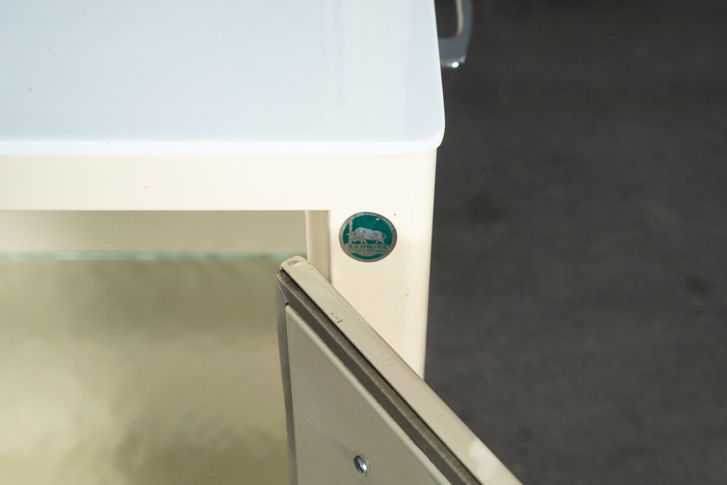 Cooler Medizinschrank im Industriedesign, Mitte des 20.Jahrhunderts - Arztschrank Arzt Schrank Industrial Kommode Regal Alt Vintage MÖBLINGER