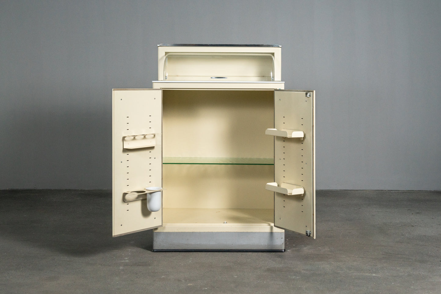 Cooler Medizinschrank im Industriedesign, Mitte des 20.Jahrhunderts - Arztschrank Arzt Schrank Industrial Kommode Regal Alt Vintage MÖBLINGER